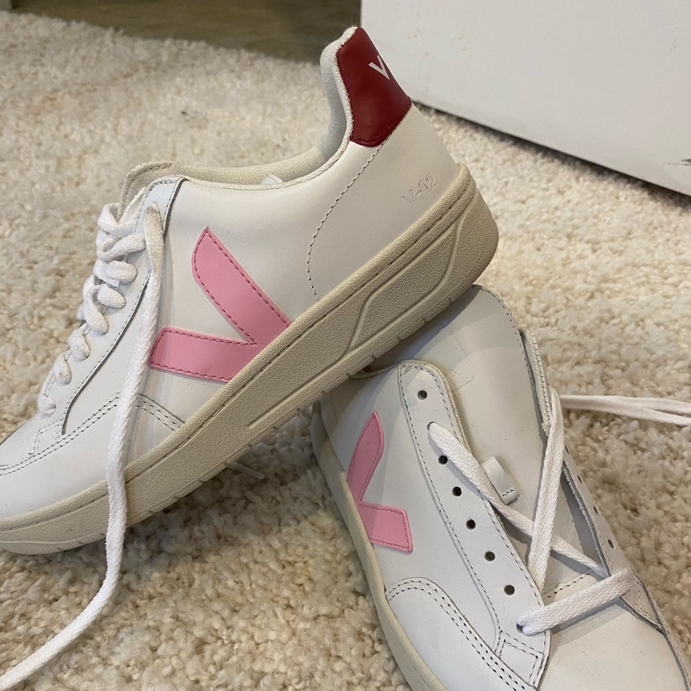 NEVER WORN veja sneakers